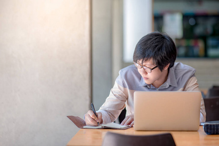 亚洲年轻人工作与高校的笔记本电脑照片