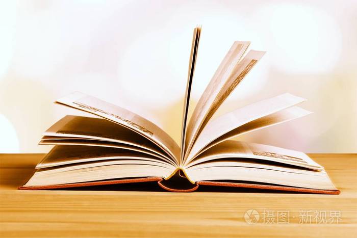 打开桌上的书