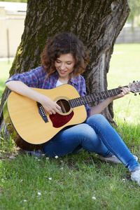 在公园的女人弹吉他