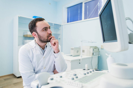 男医生用超声波设备在超声医学考试期间