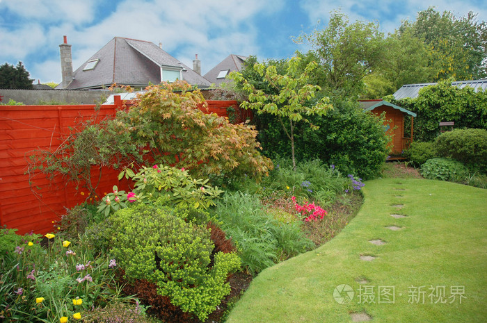 漂亮的花园,用鲜花和绿色草坪