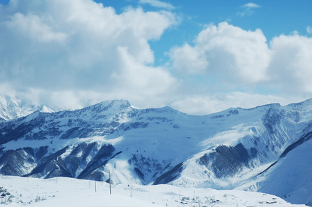 在冬季雪下的高 mountaints gudauri 格鲁吉亚