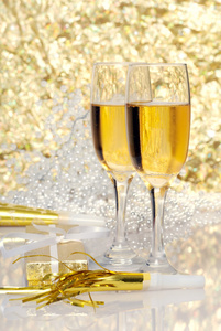 两杯香槟与礼品和角