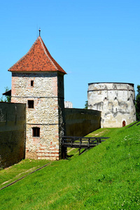 中世纪的撒克逊堡垒的塔。典型城市景观的城市布拉索夫，特兰西瓦尼亚