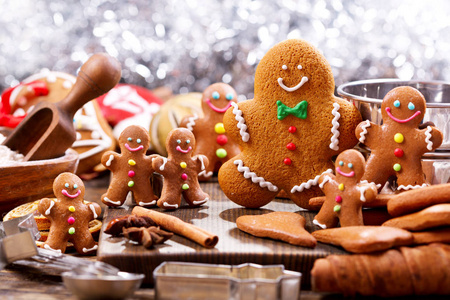 圣诞节姜人圣诞节自制姜饼人饼干照片