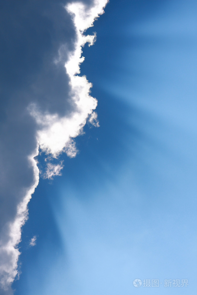 通过在蓝蓝的天空上的阴霾的阳光