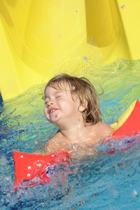 在水族公园开心快乐儿童图片