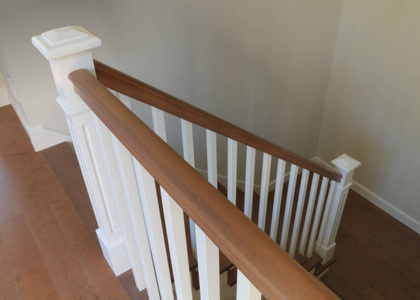 白色楼梯室内经典设计木步骤扶手坡道