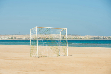 足球球门柱与白色净站在海岸线上