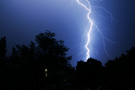 雷霆在夜里