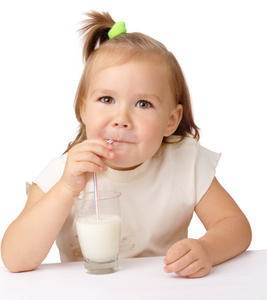 小女孩喝牛奶使用吸管