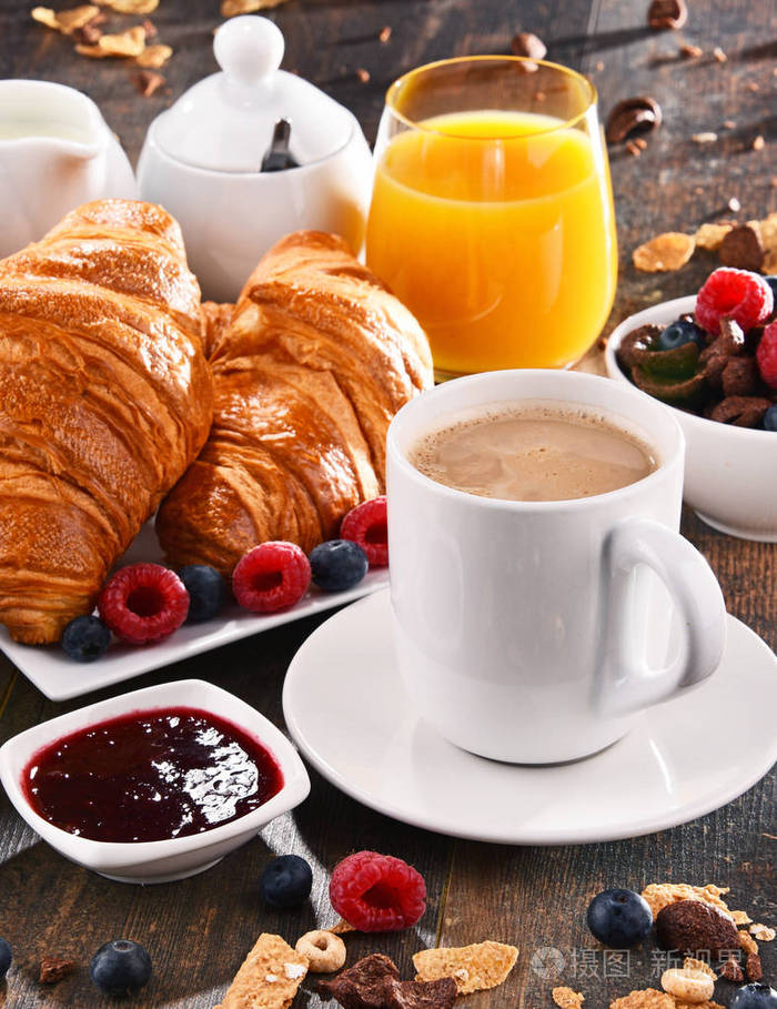 早餐有咖啡, 果汁, 羊角面包和水果