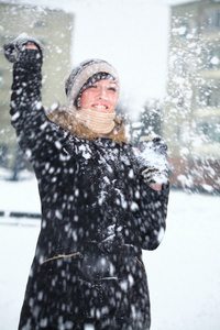 年轻的女孩和打雪仗