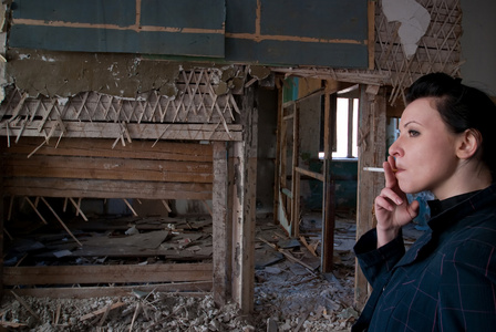 废墟女孩吸烟女孩在废墟照片