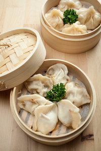 中国饺子在竹蒸笼图片