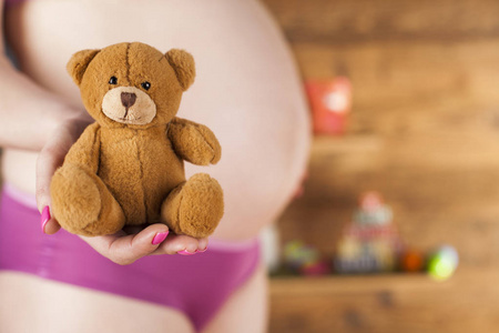 泰迪熊和快乐的孕妇
