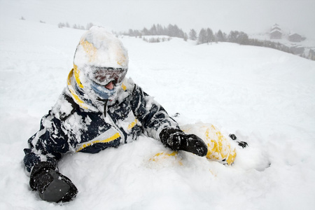 滑雪板在深雪中