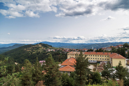 罗多彼山区，保加利亚的村庄的全景视图