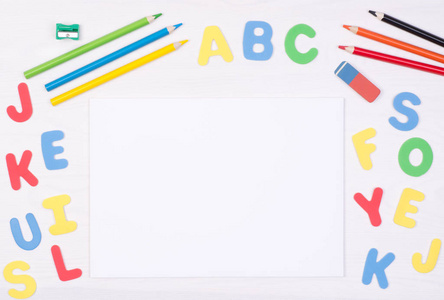 学习如何读写。带空白笔记本和彩色字母的儿童书桌, 带有复制空间的顶部视图