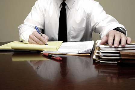 工作的老板向客户展示线产品的卖方会议与叛逆的青少年商人交谈几治疗