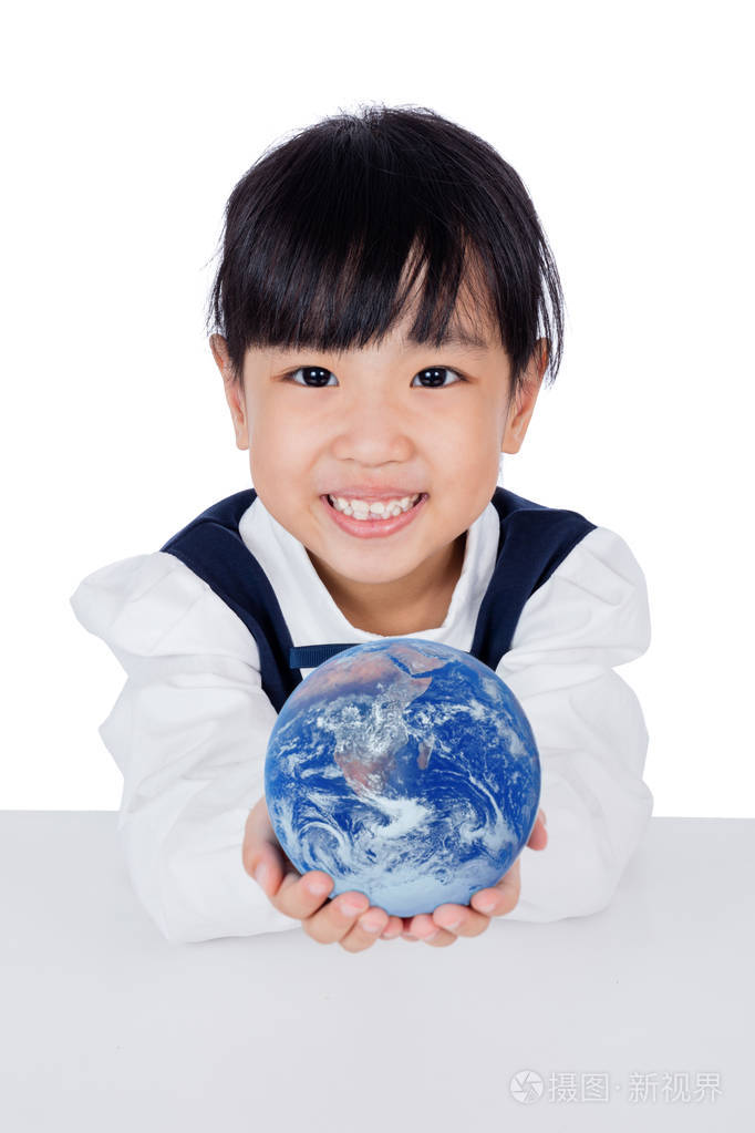 亚洲中国小姑娘抱着世界地球仪
