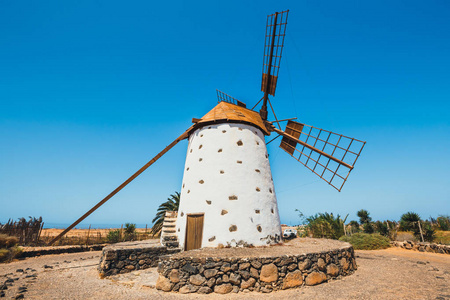 在 Fuertaventura，加那利群岛，西班牙传统白色石质风车