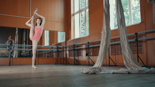 在镜子的房间粉红色套装女孩芭蕾舞蹈家培训