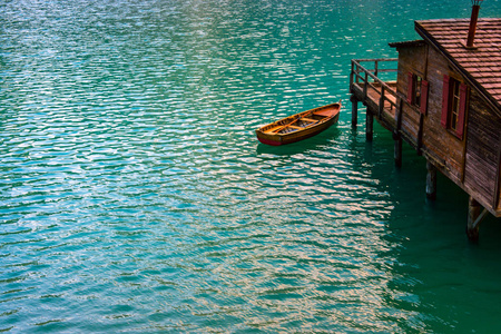 在多洛米蒂山中湖 Braies 船屋