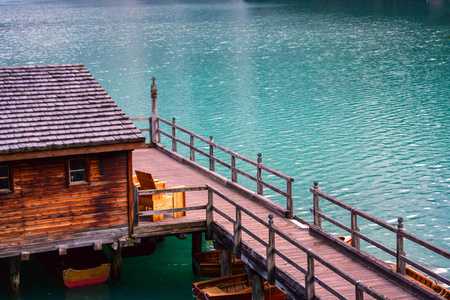 在多洛米蒂山中湖 Braies 船屋