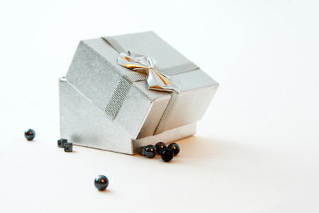 礼品盒和珠子