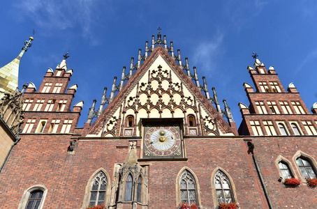 弗罗茨瓦夫的市政厅门面与哥特式的房子山墙, 塔和天文时钟 1580年, 波兰