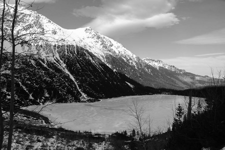 黑色和白色的冬天山全景。查看关于冷冻 lak