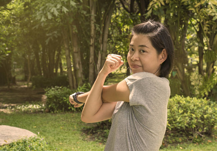 温暖的色调亚洲女人在早上热身