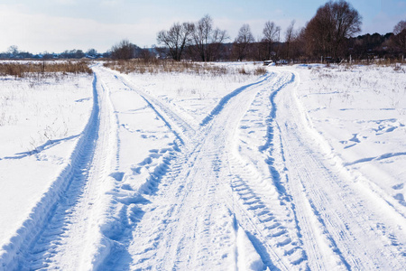 十字路口冬季道路积雪图片