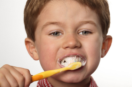 可爱的小男孩刷牙积极的表情图片