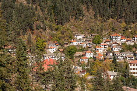 令人惊叹的全景图大 Laka 镇和罗多彼山脉 保加利亚