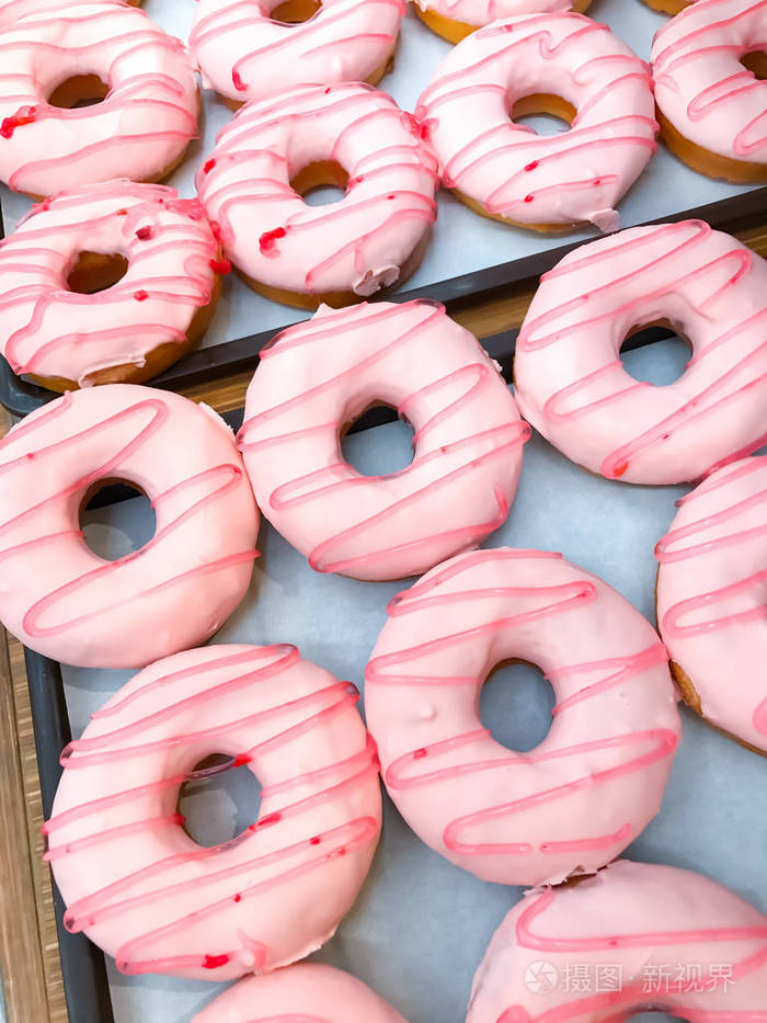 美丽的粉红色甜点草莓果酱甜甜圈