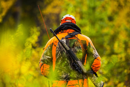猎人在秋天狩猎季节照片