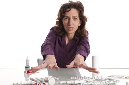 出药丸或胶囊,在轮椅室外公园给年迈的母亲吃药,生病的老太太拒绝吃药