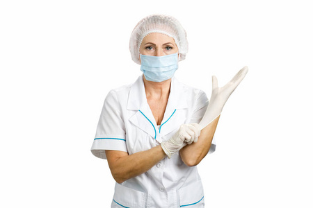 女性外科医生戴上手套