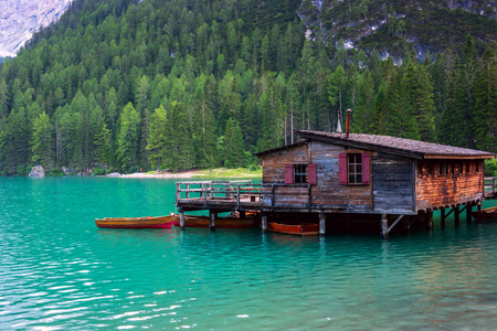 在多洛米蒂山中湖 Braies 船屋