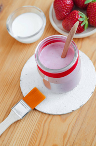 在一个玻璃瓶中的自制的草莓和希腊酸奶面膜。Diy 化妆品