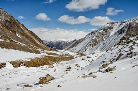 高山在冬天雪下