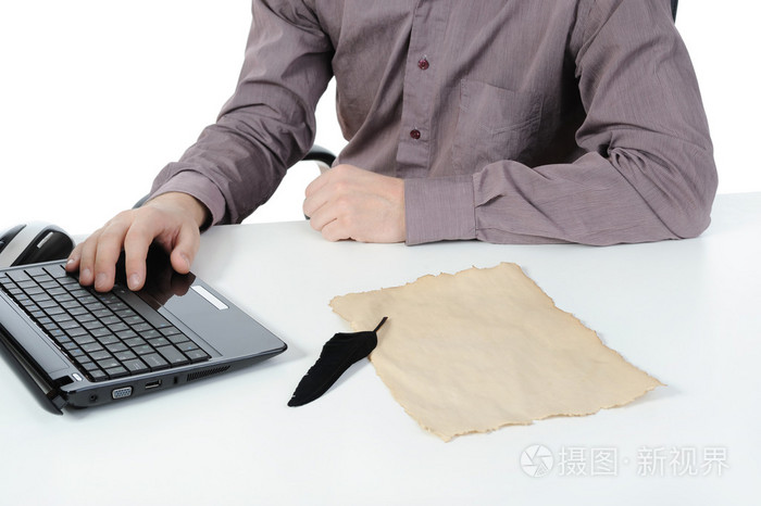 手放在笔记本电脑键盘上