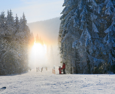 雪粉在冬季滑雪坡上闪耀