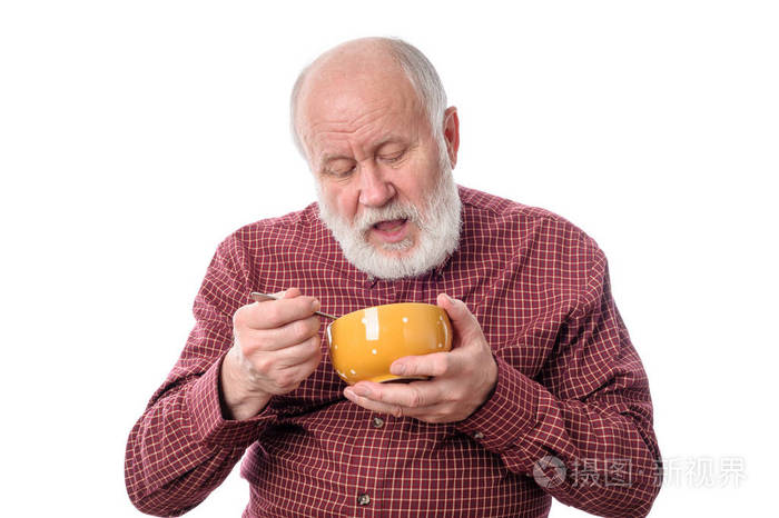 老人吃从oragne碗上白色孤立