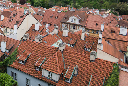 多彩的橙色屋顶鸟瞰的老房子在欧洲布拉格市