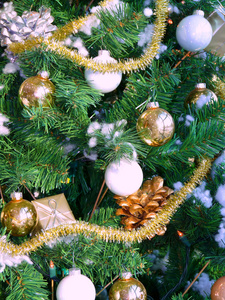 装饰着银球的圣诞树