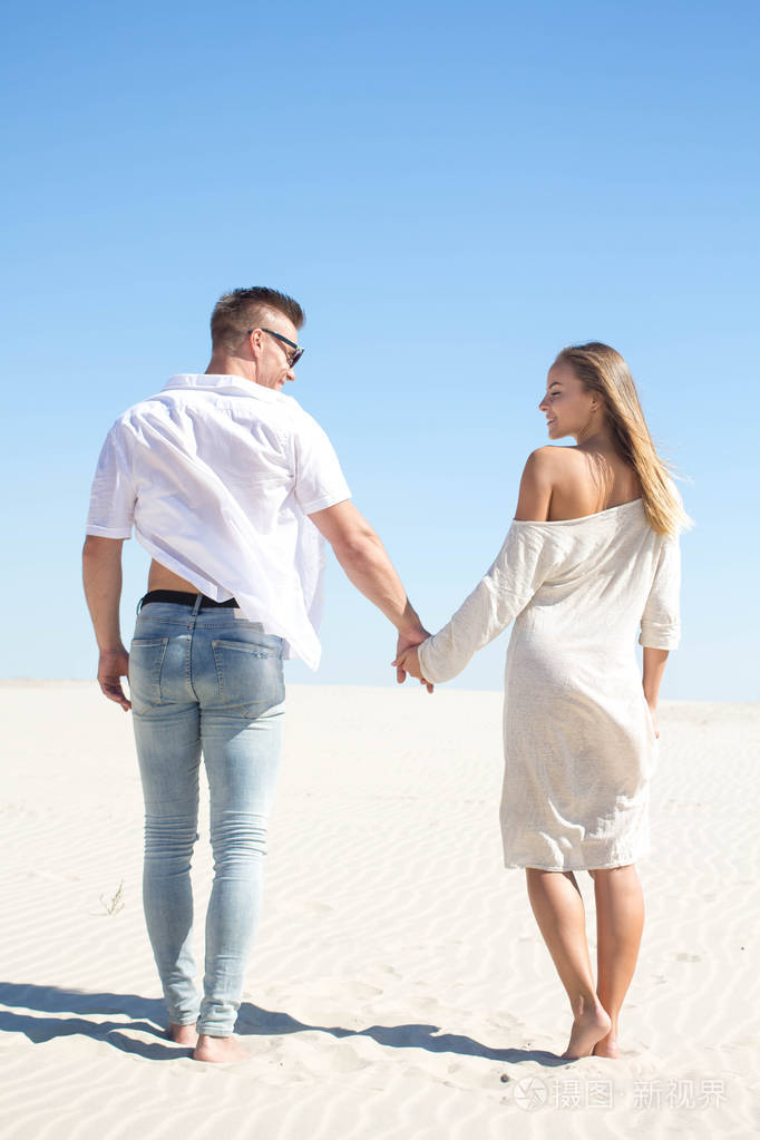 查看从背到美丽的情侣背景下砂