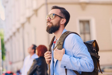 城市背包客图片